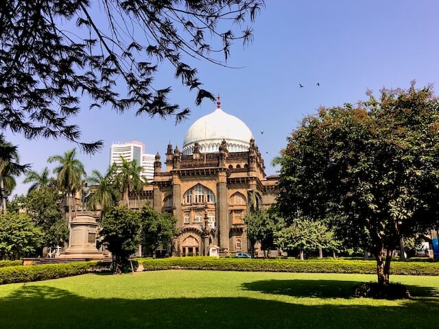 Collage of Mumbai's iconic museums, featuring Chhatrapati Shivaji Maharaj Vastu Sangrahalaya, Dr. Bhau Daji Lad Museum, Nehru Science Centre, RBI Monetary Museum, and Mani Bhavan Gandhi Sangrahalaya. Each museum represents a unique aspect of Mumbai's cultural heritage, showcasing art, history, science, and social history.